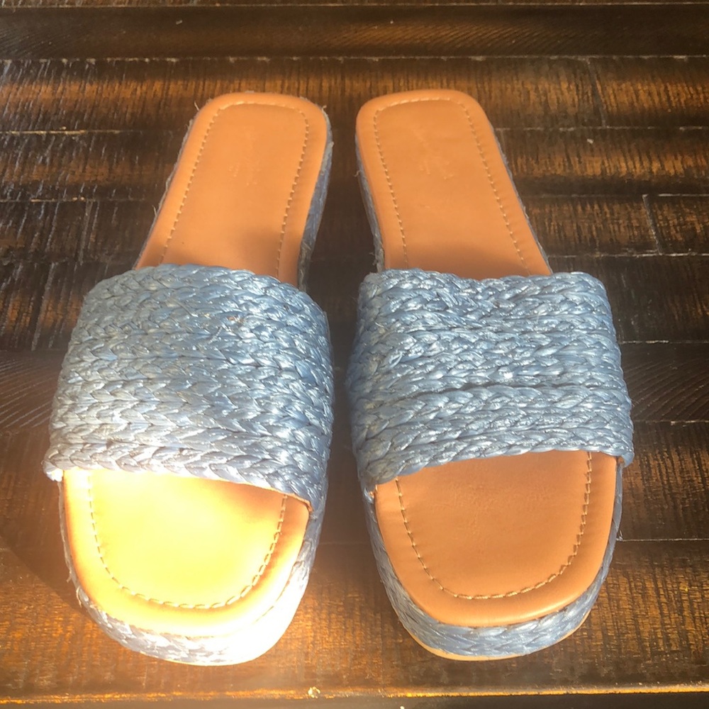 Universal Thread Sandals